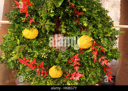 Weihnachtskranz aus natürlichen Materialien auf dem Display Stockfoto