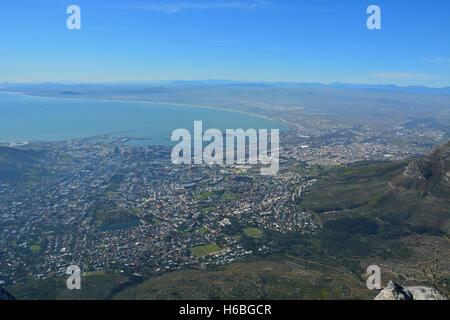 Den Blick auf Kapstadt aus dem Platteklip Schlucht-Wanderweg bis zum Gipfel des Tafelbergs. Stockfoto