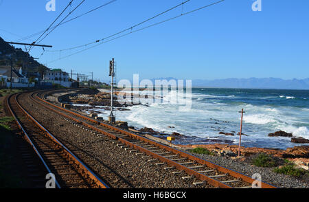 Die Metrorail Tracks umarmen die Küste der False Bay Richtung Norden von der Stadt von Kalk Bay in Kapstadt in Südafrika. Stockfoto