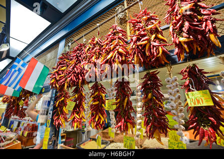 Rote und gelbe Paprika und Gewürze Shop. Ungarische und griechische Fahnen auf dem Hintergrund. Große Markthalle, Budapest Stockfoto