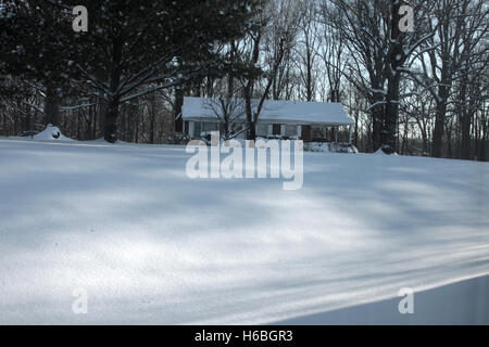 Haus in Winterlandschaft, nach Schneesturm Stockfoto