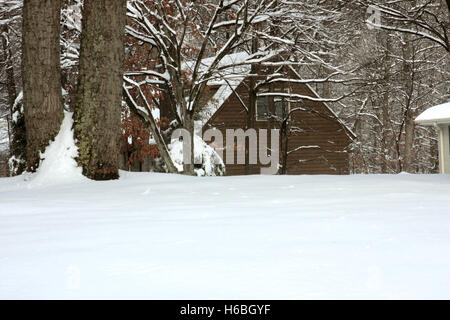 Haus in Winterlandschaft, nach Schneesturm Stockfoto