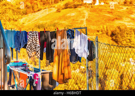 Kleidung zum Trocknen vor den Hügeln gehängt Stockfoto