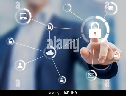 Cyber-Sicherheit des Netzwerks der angeschlossenen Geräte und Sicherheit der persönlichen Daten, Konzept auf virtuelle Schnittstelle mit Berater Stockfoto