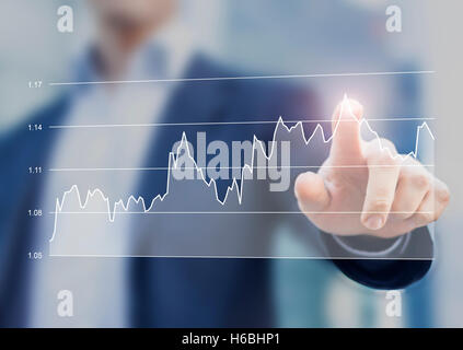 Finanz Business-Grafik auf Computer-Schnittstelle mit der Hand berühren das Diagramm Geschäftsmann Stockfoto