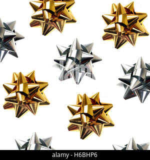 Goldene und silberne Band Sterne geformt isolierten auf weißen Hintergrund Stockfoto