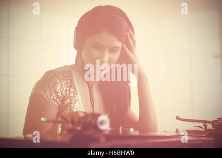 Hübschen weiblichen DJ Musik Stockfoto