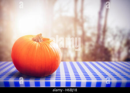 Zusammengesetztes Bild blaue und weiße Tischdecke Stockfoto