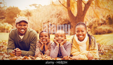 Porträt einer jungen lächelnd Familie im liegen lässt Stockfoto