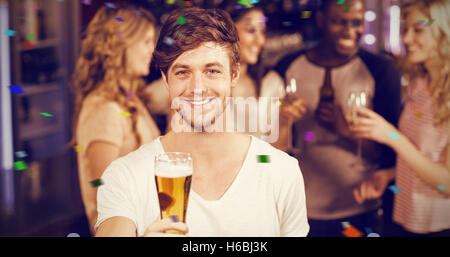 Zusammengesetztes Bild lächelnder Mann mit Bier mit seinen Freunden Stockfoto