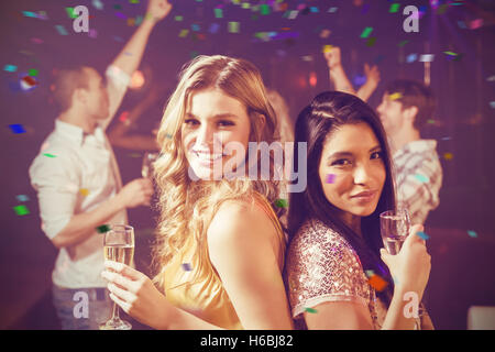 Zusammengesetztes Bild der happy Friends tanzen Stockfoto