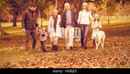 Lächelnd Großfamilie zusammen spazieren Stockfoto