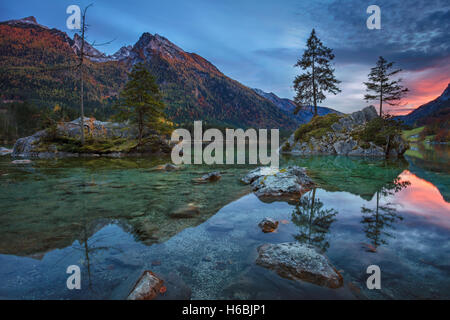 Alpen im Herbst. Bild von Hintersee befindet sich in Südbayern, Deutschland im Herbst Sonnenuntergang. Stockfoto