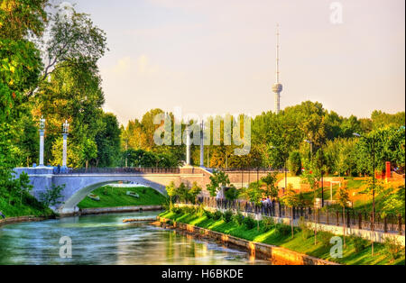 Malerische Aussicht des Anker-Kanals mit Fernsehturm im Hintergrund - Taschkent, Usbekistan Stockfoto