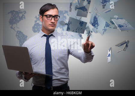 Geschäftsfrau mit Laptop Montage Puzzleteile Stockfoto