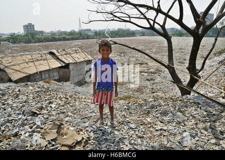 Ein Bangladeshi Straße Kinder stehen auf Leder Fabriken Abfälle deponiert Bereich in Hazaribag Gerberei Bereich in Dhaka City, Bangla Stockfoto