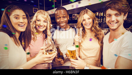 Zusammengesetztes Bild des Porträts von Freunden Toasten mit Bier und Wein Stockfoto