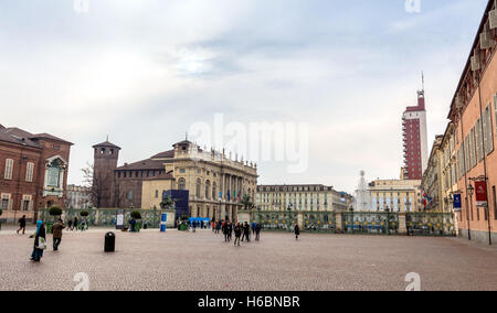 Touristen besuchen Piazza San Carlo in Turin, Italien. Stockfoto