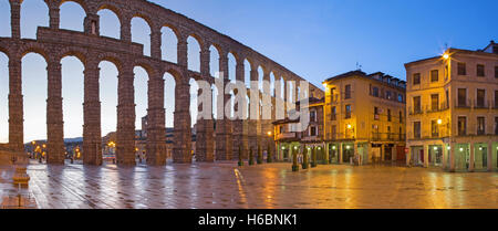 SEGOVIA, Spanien, APRIL - 13, 2016: Aquädukt von Segovia und Plaza del Azoguejo in der Abenddämmerung. Stockfoto