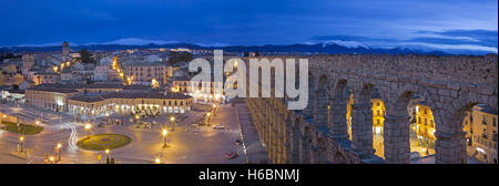 SEGOVIA, Spanien, APRIL - 13, 2016: Aquädukt von Segovia und Plaza del Artilleria in der Abenddämmerung. Stockfoto