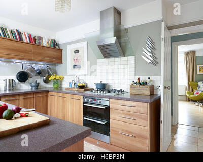Eine moderne, frische offene Küche mit einer integrierten Backofen Herd & eine Haube & Gloucestershire, UK Stockfoto