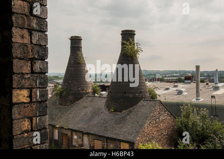 Die zwei verbleibenden Garbrandtemperatur Öfen liegen verfallene lange geschlossenen Falcon Töpferwaren-Arbeiten in Stoke-on-Trent, Staffordshire, UK Stockfoto