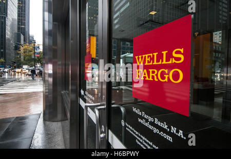Die Türen der Wells Fargo Bank Niederlassung in Manhattan, New York City. Stockfoto