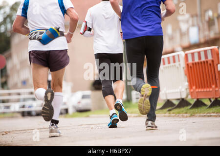 Gruppe von unkenntlich Läufer im Freien. Langstreckenlauf. Stockfoto