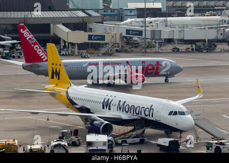 Manchester International Airport Terminal 1 angesehen vom Radisson Blu Hotel Manchester Flughafen Stockfoto