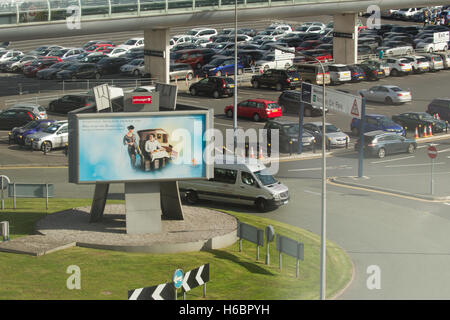 Manchester International Airport Terminal 1 angesehen vom Radisson Blu Hotel Manchester Flughafen Stockfoto