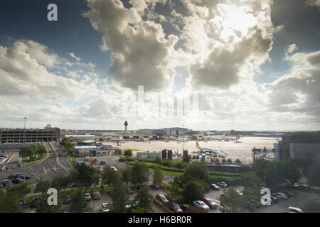 Manchester International Airport Terminal 1 angesehen vom Radisson Blu Hotel Manchester Flughafen Stockfoto