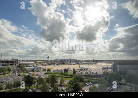 Manchester International Airport Terminal 1 angesehen vom Radisson Blu Hotel Manchester Flughafen Stockfoto