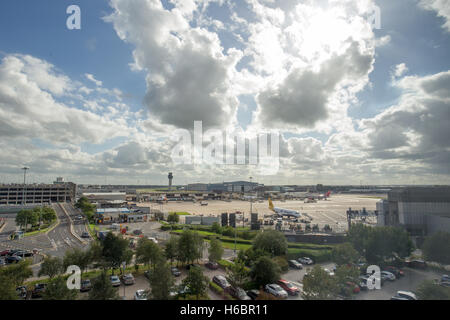 Manchester International Airport Terminal 1 angesehen vom Radisson Blu Hotel Manchester Flughafen Stockfoto