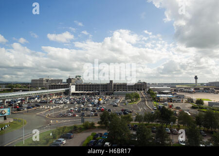 Manchester International Airport Terminal 1 angesehen vom Radisson Blu Hotel Manchester Flughafen Stockfoto