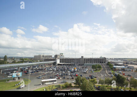 Manchester International Airport Terminal 1 angesehen vom Radisson Blu Hotel Manchester Flughafen Stockfoto