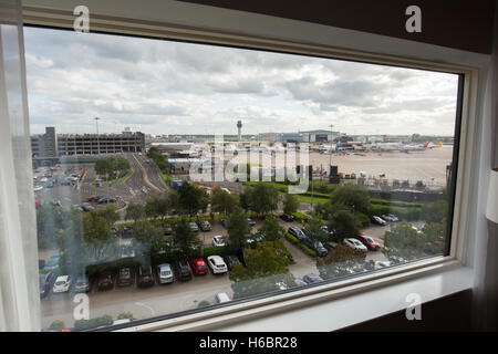 Manchester International Airport Terminal 1 angesehen vom Radisson Blu Hotel Manchester Flughafen Stockfoto