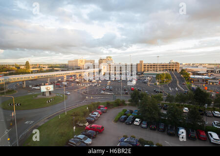 Manchester International Airport Terminal 1 angesehen vom Radisson Blu Hotel Manchester Flughafen Stockfoto