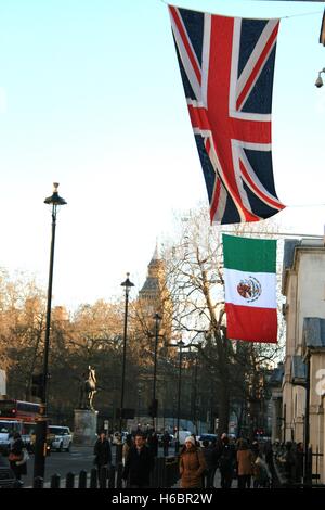 Die britischen und mexikanische Fahnen fliegen bei der Horse Guards Parade auf Whitehall, für den Staatsbesuch des Präsidenten von Mexiko Peña Nieto, die David Cameron vereinbaren Handelsgespräche mit den zwei Nationen besuchen wird. Stockfoto