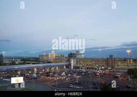 Manchester International Airport Terminal 1 angesehen vom Radisson Blu Hotel Manchester Flughafen Stockfoto