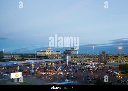 Manchester International Airport Terminal 1 angesehen vom Radisson Blu Hotel Manchester Flughafen Stockfoto