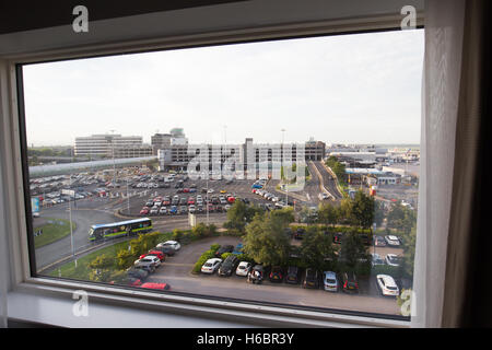 Manchester International Airport Terminal 1 angesehen vom Radisson Blu Hotel Manchester Flughafen Stockfoto