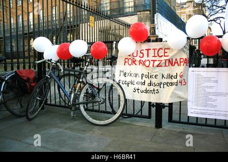 Ein Stift reserviert für Demonstranten außerhalb der Downing Street auf Whitehall wurde im Zeichen der Solidarität von Demonstranten, abgedeckt, die auf die Menschenrechtsverletzungen der mexikanischen Polizei beschuldigt 6 Demonstranten getötet und 43 in der Stadt Ayotzinapa entführen aufmerksam sind. Demonstranten haben Downing Street kommen, wie Präsident Peña Nieto von Mexiko macht einen Staatsbesuch in Großbritannien. Stockfoto