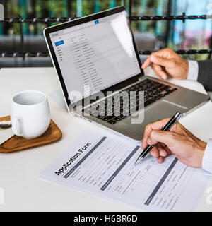 Unternehmen der Hand ausfüllen Anwendung Form-Konzept Stockfoto