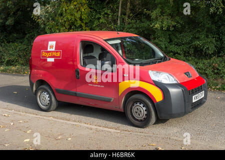 Royal Mail rot van auf Landstraße Milton Cambridge Cambridgeshire England 2016 Stockfoto