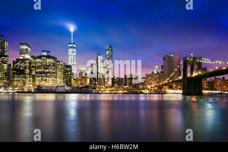 New York City - Sonnenuntergang über Manhattan mit Brooklyn und Manhattan Bridge Stockfoto