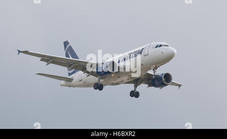 Tarom Romanian Air Transport - Airbus a 318 JAHRE ASB in Land kommen am Flughafen London Heathrow LHR Stockfoto