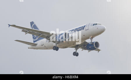 Tarom Romanian Air Transport - Airbus a 318 JAHRE ASB in Land kommen am Flughafen London Heathrow LHR Stockfoto