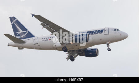 Tarom Romanian Air Transport - Airbus a 318 JAHRE ASB in Land kommen am Flughafen London Heathrow LHR Stockfoto