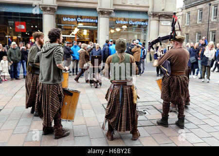 Kilted Rohre Straßenmusiker als Straßenmusikant auf Sauchihall Street, Glasgow Stockfoto