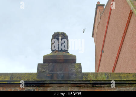 Beethoven blickt über Renfrew Street am Altbau Gesims Musikgeschäft einmal T A Ewing Klavier und Harmonium Emporium. Stockfoto